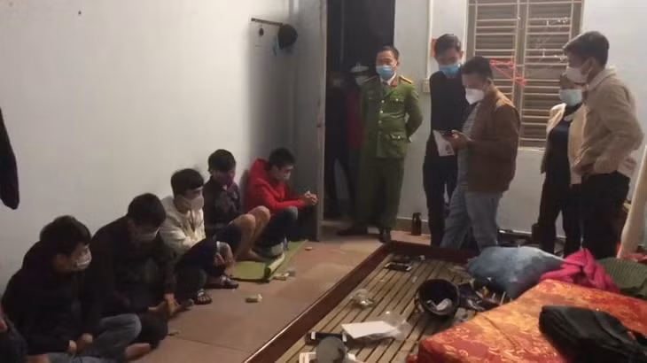 Các đối tượng (ngồi) bị bắt quả tang tại phòng trọ.