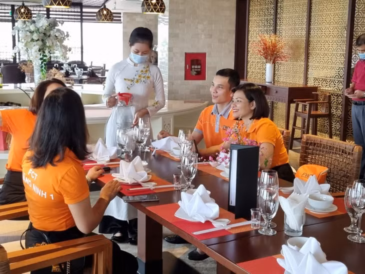 Du khách trải nghiệm dịch vụ tại Khách sạn Sài Gòn - Hạ Long.