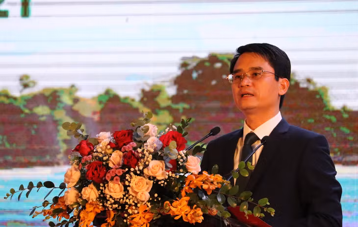 Đồng chí Phạm Văn Thành, Phó Chủ tịch UBND tỉnh, phát biểu khai mạc Hội chợ OCOP Quảng Ninh 2021.