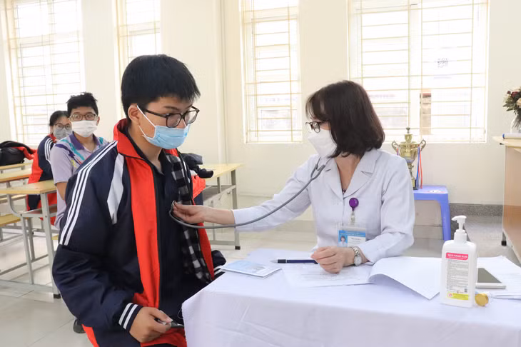 Trước khi tiêm, các e học sinh đều được khám sàng lọc và tư vấn sức khỏe kỹ càng.