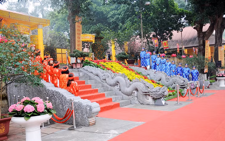 Thềm rồng-lối lên Ðiện Kính Thiên xưa.
