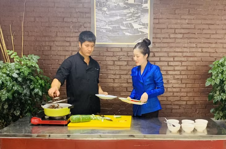 Đầu bếp Lạc Tuấn, nhà hàng Làng Chài Cửa Lục chia sẻ bí quyết món ghẹ nấu canh bầu.