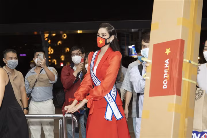 Đóng gói 10 kiện hành lý, không chỉ trang phục dự thi mà còn có thức ăn dự trữ và cả nhạc cụ dân tộc – đàn T'rưng để phục vụ phần thi tài năng tại Miss World 2021. Tổng trọng lượng lên đến gần 200kg. Được biết, cô nàng sẽ quá cảnh tại Narita (Nhật Bản) và Boston (Hoa Kỳ) trước khi đáp Puerto Rico. Dự kiến hành trình sẽ kéo dài gần 30 tiếng đồng hồ.