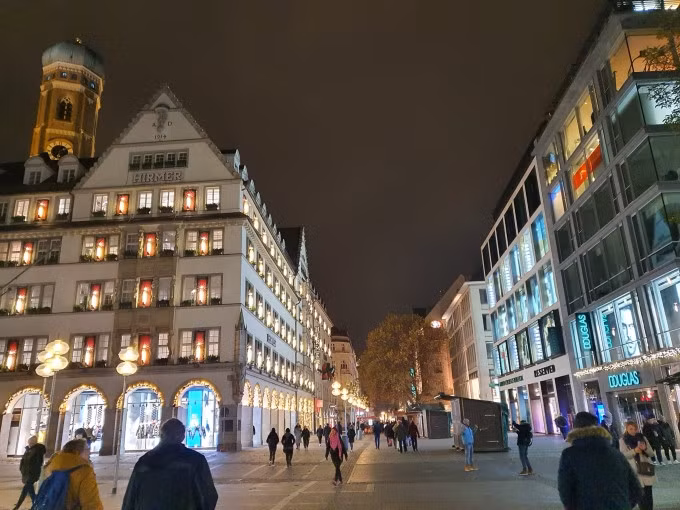 Trên ảnh phố đi bộ Munich, Đức về đêm. Đây là nơi tổ chức chợ Noel hàng năm, nhưng năm nay thưa thớt người vì dịch bệnh. Ảnh: KM Duongnguyen