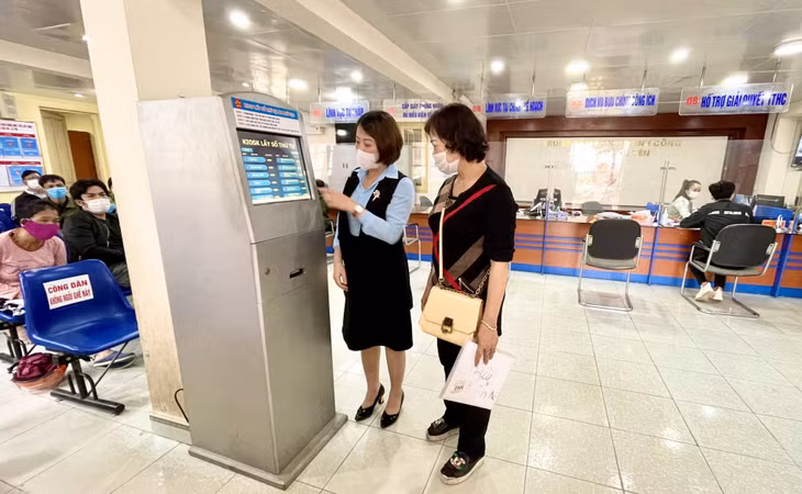 Cán bộ Trung tâm Hành chính công TX Quảng Yên hướng dẫn người dân các bước hoàn thiện hồ sơ giải quyết thủ tục hành chính.