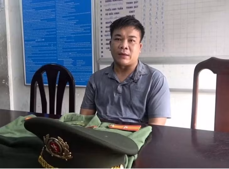 Hải và bộ quân phục mua trên mạng.