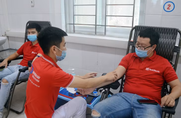 Cán bộ, nhân viên SeAbank Chi nhánh Quảng Ninh tham gia hiến máu tình nguyện tại Bệnh viện Bãi Cháy, tháng 8/2021