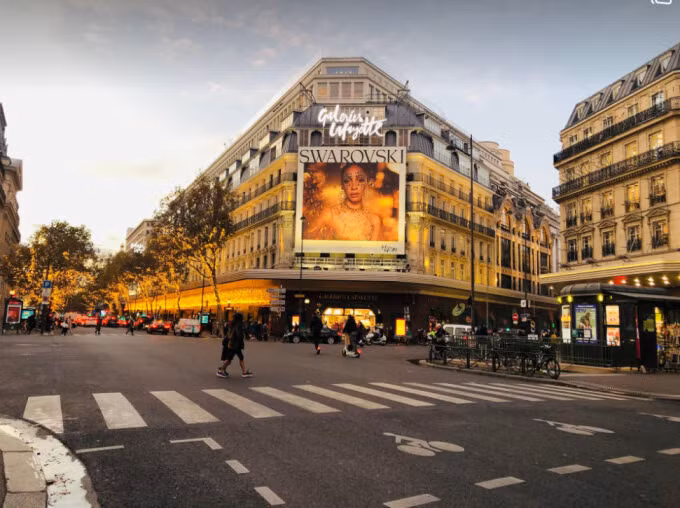Trên ảnh là không khí Giáng sinh sớm tại Paris. Năm nay, Giáng sinh ở Paris cũng được đánh giá là không sôi động bằng mọi năm, vì tình hình dịch bệnh nên du khách ghé thăm thưa thớt. Ảnh: Milolaland