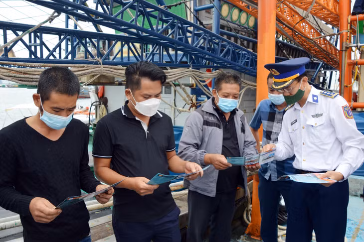 Lực lượng Cảnh sát biển tuyên truyền pháp luật cho ngư dân TP Cẩm Phả.