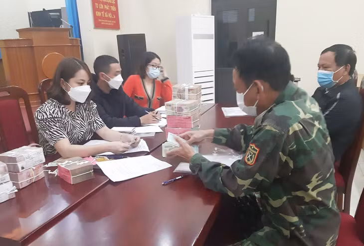 Những hộ dân Uông Bí đầu tiên nhận tiền đề bù GPMB tuyến đường Ven Sông.