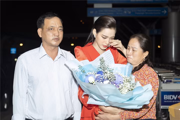 Trước giờ G, gia đình, người thân và ekip của nàng hậu cũng có mặt đông đủ để tiễn cô ra sân bay.