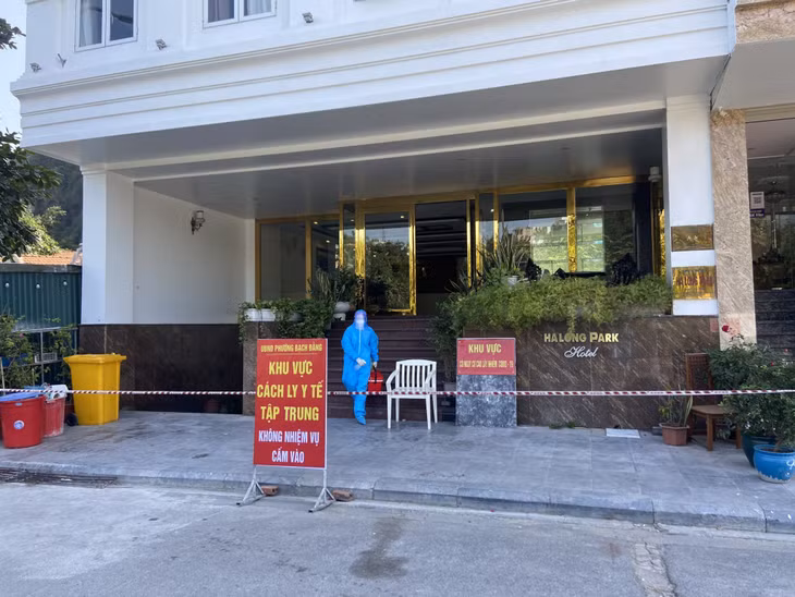 Việc lấy mẫu và cấp phát thuốc được nhân viên y tế phường Bạch Đằng thực hiện theo đúng quy định của Bộ Y tế.