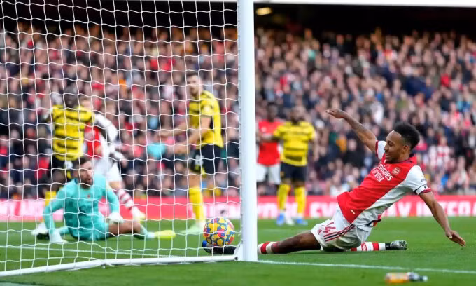 Pha tham bóng của Aubameyang khiến Odegaard mất bàn. Ảnh: PA.