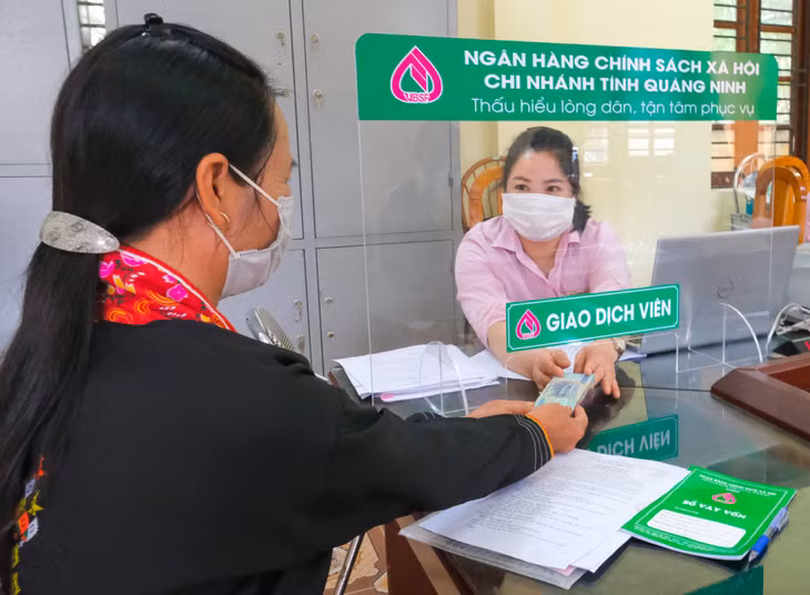 Cán bộ Ngân hàng CSXH chi nhánh Quảng Ninh giải ngân cho người dân xã Đồng Sơn (TP Hạ Long) vay vốn tín dụng chính sách.