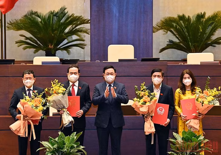 Chủ tịch Quốc hội Vương Đình Huệ trao Nghị quyết cho đoàn Chủ tịch Tổ chức Nghị sĩ hữu nghị Việt Nam. (Ảnh: DUY LINH)