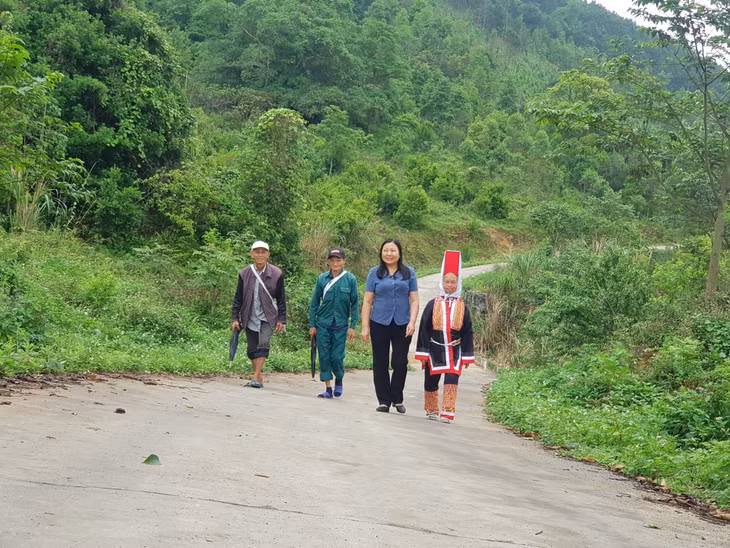 Tuyến đường từ khu Khe Bốc của thị trấn Bình Liêu đến đến trung tâm thị trấn được đầu tư xây dựng theo Đề án 196, giúp người dân đi lại thuận tiện. Ảnh chụp tháng 4/2021.