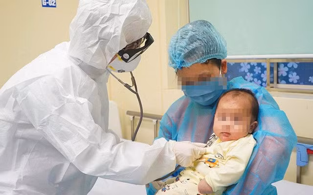 Theo hướng dẫn của Bộ Y tế, phần lớn trẻ em mắc COVID-19 đều không triệu chứng hoặc nhẹ với triệu chứng viêm hô hấp cấp trên hoặc tiêu hoá. Ảnh minh hoạ