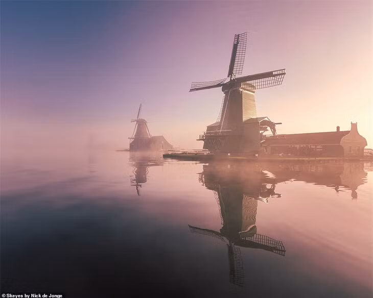 Sương mù bao phủ trên mặt nước và xung quanh những chiếc cối xay gió tại Zaanse Schans, nơi đã trở thành một “bảo tàng sống” sau khi các tòa nhà lịch sử khác nhau từ khắp Hà Lan được đưa đến đó vào những năm 1960 -1970.
