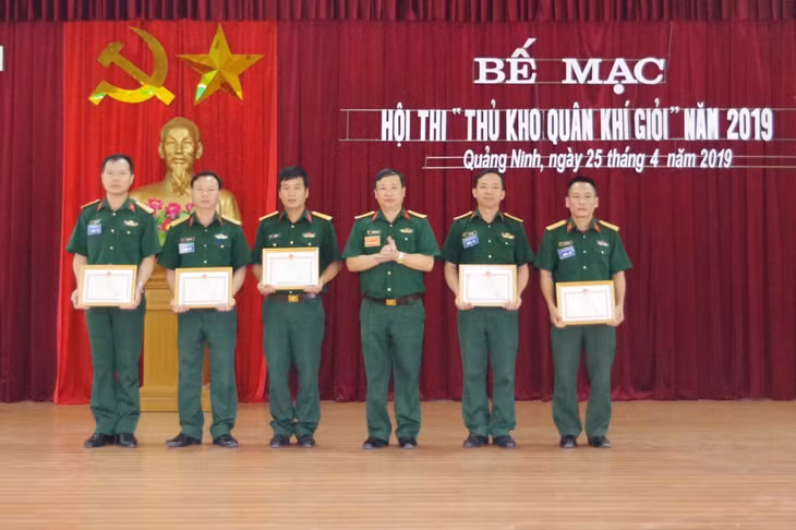 Thiếu tá QNCN Phạm Hữu Khánh, Thủ kho Quân khí Ban CHQS TP Uông Bí giành giải Nhất Hội thi "Thủ kho quân khí giỏi năm 2019". Ảnh do nhân vật cung cấp.