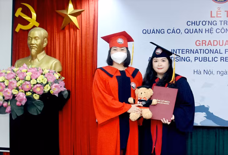 PGS,TS. Nguyễn Thị Trường Giang, Phó Giám đốc Học viện trao quà tốt nghiệp cho sinh viên lớp Chuyên ngành 2018 (Khóa II)