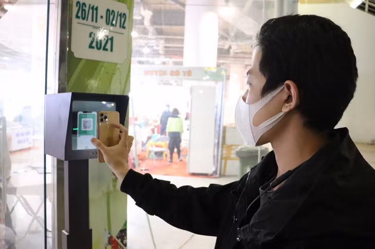 Người dân, du khách vào Hội chợ OCOP Quảng Ninh 2021 tham quan, mua sắm đều phải quét mã QR và đeo khẩu trang đảm bảo an toàn phòng dịch.
