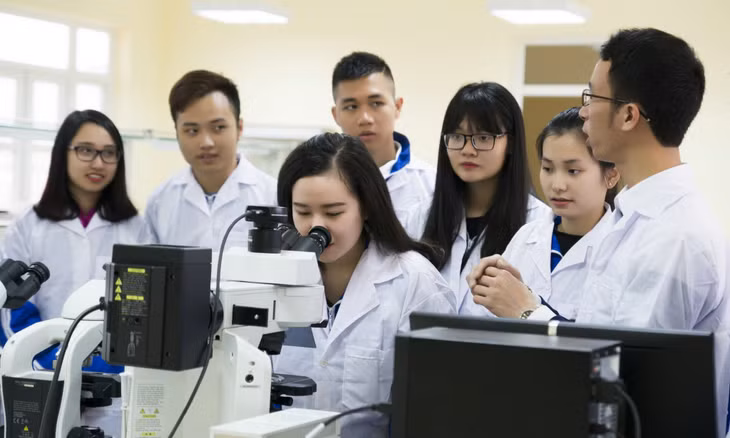 Sinh viên Trường Đại học Hạ Long được học tập, nghiên cứu trong môi trường giáo dục hiện đại.