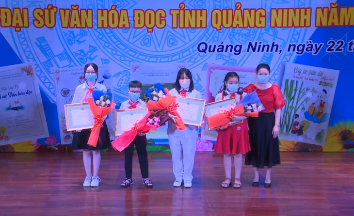 Trao giải Cuộc thi Đại sứ Văn hóa đọc tỉnh Quảng Ninh năm 2021. 