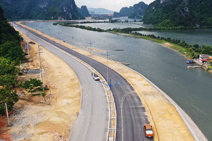 Đoạn trên địa bàn TP Cẩm Phả dài 10km đã cơ bản thi công xong mặt đường, nhà thầu đang tiến hành các hạng mục hoàn thiện.