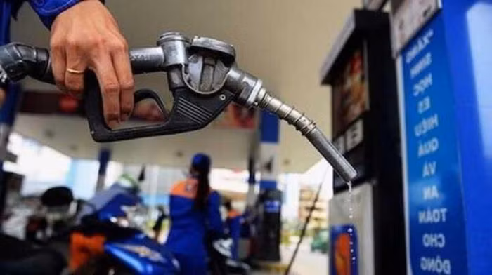 Giá xăng dầu lên cao nhất 7 năm qua, nguy cơ chặn đà hồi phục kinh tế. (Ảnh: MOIT)