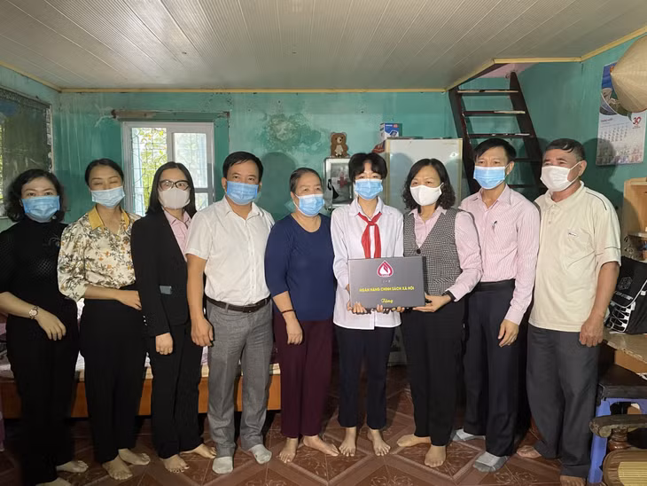 Lãnh đạo Ngân hàng CSXH Quảng Ninh trao tặng máy tính cho em Nguyễn Thị Hà Linh, học sinh lớp 8B, Trường THCS Trần Hưng Đạo (TX Quảng Yên).