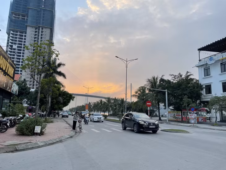 Khu vực ngã ba giao cắt giữa đường Trần Thái Tông và đường dân sinh khu 6, phường Yết Kiêu, TP Hạ Long, thường xuyên ùn tắc do các phương tiện dừng, đỗ.