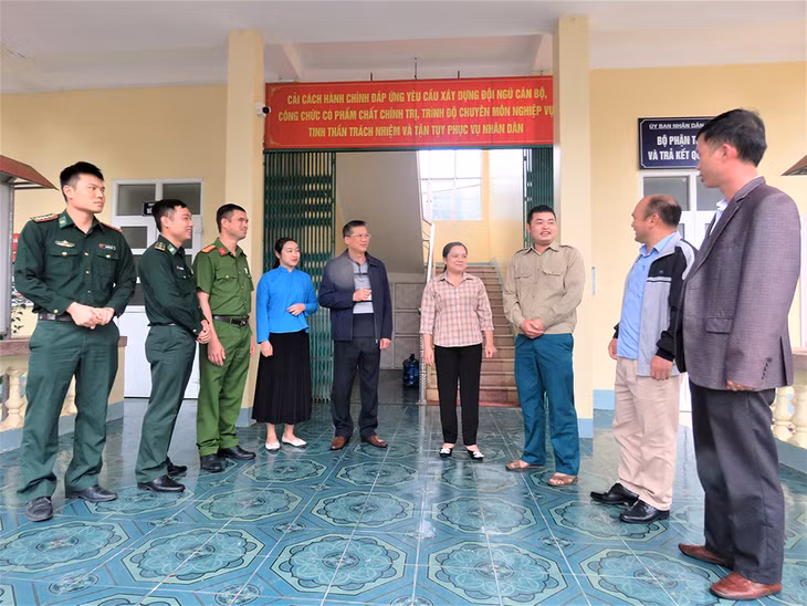 Cán bộ, đảng viên xã Hải Sơn (TP Móng Cái) trao đổi một số nội dung tại hội nghị quán triệt Nghị quyết Đại hội XIII của Đảng trong giờ giải lao, tháng 3/2021.