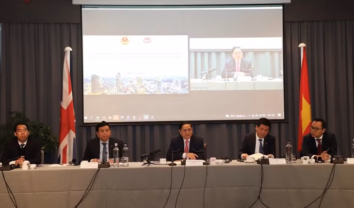 Trao đổi với đại diện cộng đồng doanh nghiệp Anh, Thủ tướng nhấn mạnh quan điểm hợp tác đầu tư dựa trên tinh thần hài hòa lợi ích và chia sẻ rủi ro. Ảnh: TTXVN