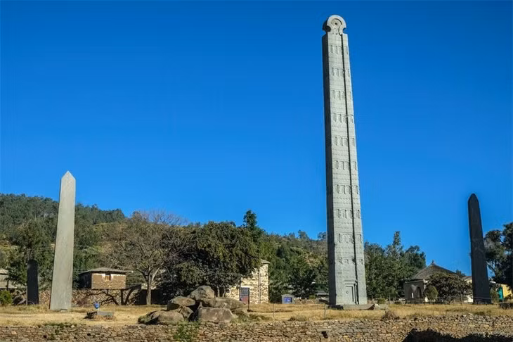 Trở lại khi đế chế La Mã còn hùng mạnh, Vương quốc Aksum phát triển ở miền bắc Ethiopia trong khoảng 10 thế kỷ. Nhưng những gì còn lại của trung tâm thương mại quốc tế này lại là những tàn tích của cung điện, lăng mộ hoàng gia và tháp đài chạm khắc. Tượng đài cao nhất vẫn còn đứng được chạm khắc để giống một tòa nhà và cao hơn 60 feet. Cũng như Acropolis và các tàn tích lịch sử khác bị cướp phá bởi nhiều kẻ xấu khác nhau. Có thể kể đến như trong trường hợp của Aksum, những người lính Ý đã chiếm một tháp pháo năm 1937 trong thời gian họ chiếm đóng Ethiopia và nó đã được trả lại trong thế kỷ này. Không chỉ vậy, nơi đây còn phát hiện những tàn tích có giá trị khác như: những tấm bia đá có khắc 3 thứ tiếng bằng tiếng Hy Lạp, Sabena, và tiếng địa phương.