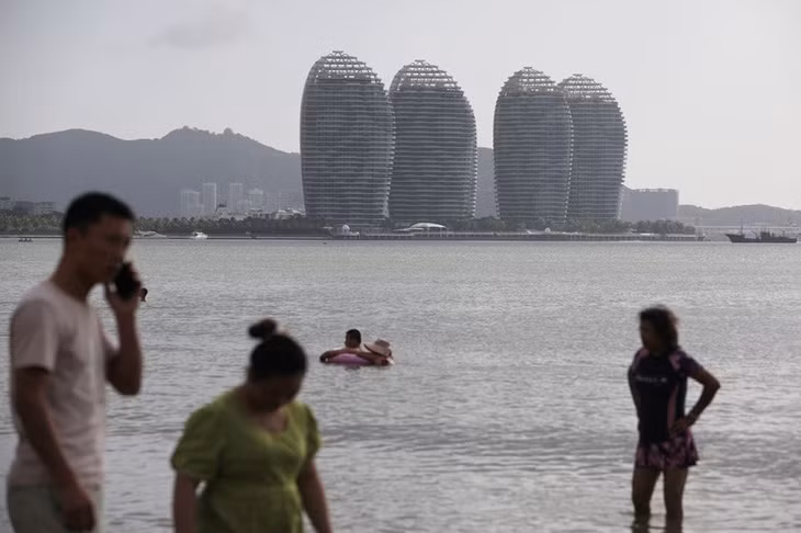 Du khách tại đảo Hải Nam (Trung Quốc). (Ảnh: REUTERS)