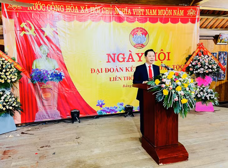 Đồng chí Lê Văn Ánh, Phó Chủ tịch HĐND tỉnh dự và phát biểu tại Ngày hội đại đoàn kết các dân tộc xã Bằng Cả.