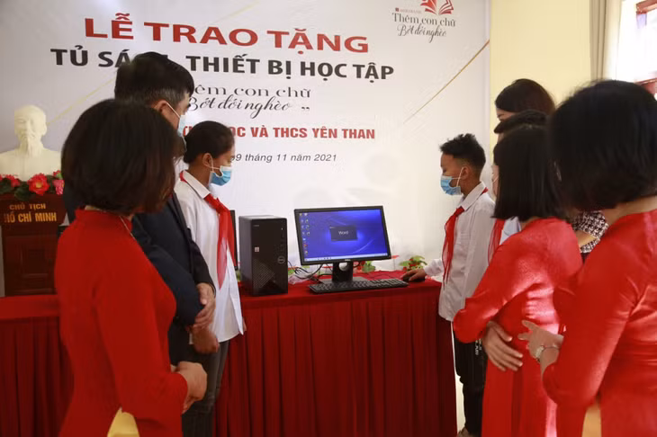 Agribank Quảng Ninh trao tặng thiết bị học tập cho Trường TH&amp;THCS Yên Than (huyện Tiên Yên), tháng 11/2021.
