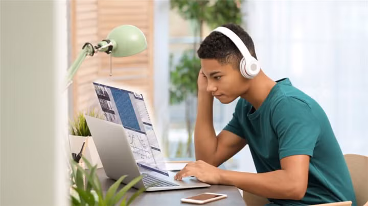 4. Trẻ cần được tương tác với bạn bè nhiều hơn: Khi học online, cơ hội nói chuyện, tương tác của trẻ bị giảm đi. Các em không còn cơ hội gặp gỡ trực tiếp và tương tác cùng bạn bè. Đối với trẻ gặp khó khăn trong giao tiếp, học online có thể khiến các quan hệ xã hội bị thu hẹp. Vì thế, khi dạy học, giáo viên cần tạo cơ hội để trẻ được tương tác với bạn bè nhiều hơn. Đơn cử như khi lập nhóm làm bài tập, thầy cô nên cho trẻ trò chuyện trước với nhau và để học sinh chủ động chọn bạn cùng nhóm. (Ảnh: WeAreTeachers)