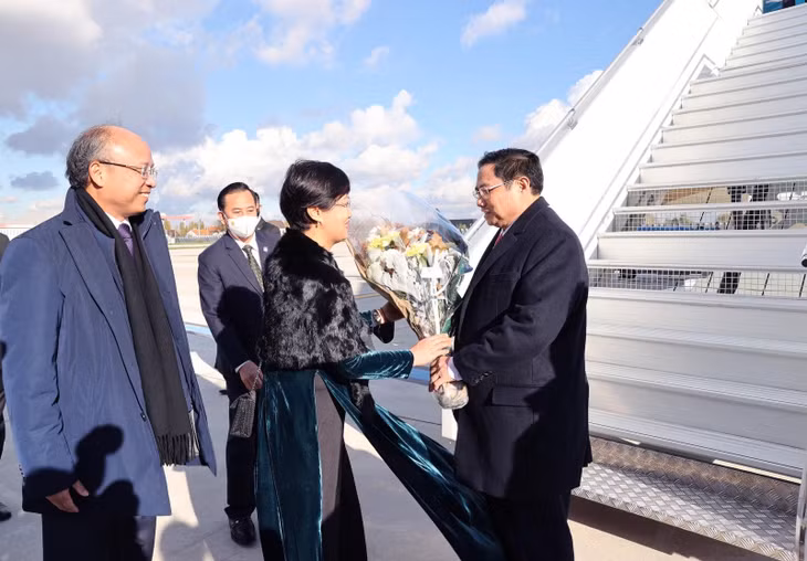 Cán bộ Đại sứ quán Việt Nam tại Pháp tặng hoa đón mừng Thủ tướng Phạm Minh Chính đến Pháp. Ảnh: TTXVN Cán bộ Đại sứ quán Việt Nam tại Pháp tặng hoa đón mừng Thủ tướng Phạm Minh Chính đến Pháp. Ảnh: TTXVN