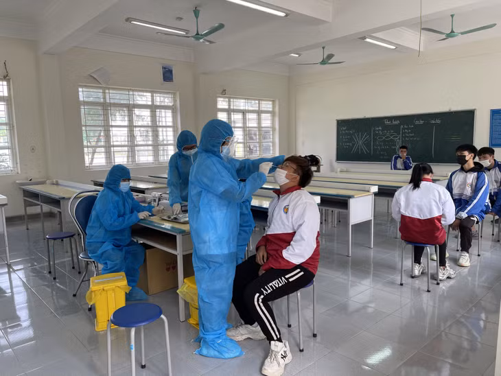 Trường THPT Minh Thành tổ chức test nhanh Covid-19 cho học sinh.