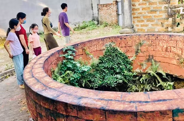 Nguoi dan buc xuc khi gieng co Duong Lam bong nhien 'khoac ao' moi hinh anh 1