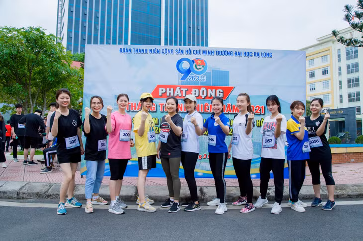 Thành viên CLB Sinh viên 5 tốt tham gia Giải chạy Halong University Marathon lần thứ I để rèn luyện thể lực. (Ảnh chụp tháng 3/2021)