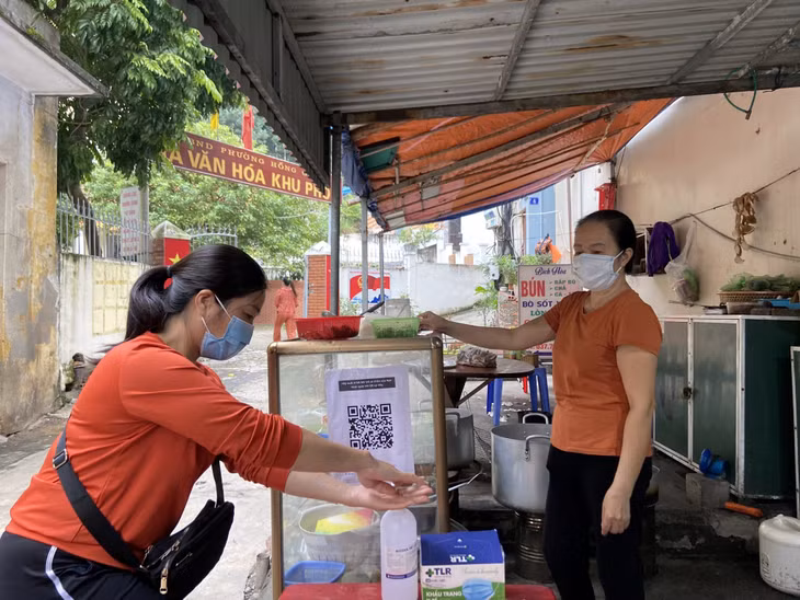 Theo bà Nguyễn Bích Hòa, chủ cửa hàng kinh doanh đồ ăn (khu phố 1, phường Hòn Gai) việc thực hiện đăng ký để có mã QR khá đơn giản, nhanh chóng, dù người cao tuổi cũng có thể tự thực hiện được.