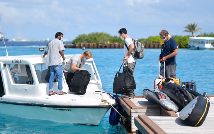 Du khách phương Tây tại Maldives. (Ảnh: THEEDITION)