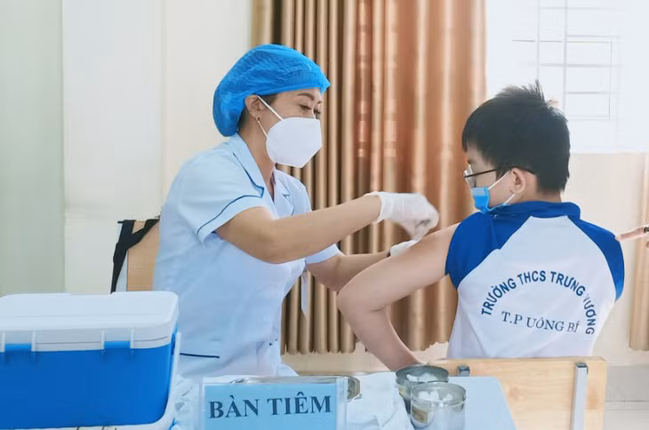 Lực lượng y tế TP Uông Bí tiêm vắc-xin mũi 2 phòng Covid-19 cho học sinh trường THCS Trưng Vương.