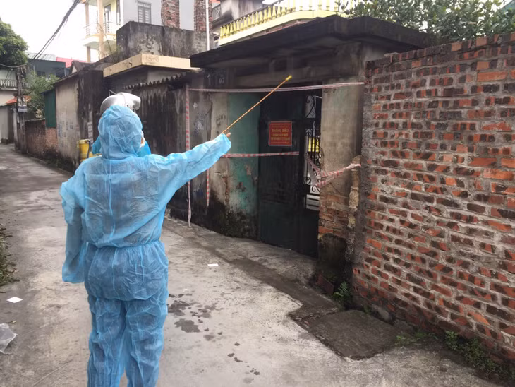 Phun khử khuẩn một gia đình đang thực hiện cách ly tại xã Hoàng Quế.