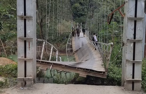 Cao Bang: Oto cho hang qua tai, lam sap cau treo roi xuong vuc hinh anh 1