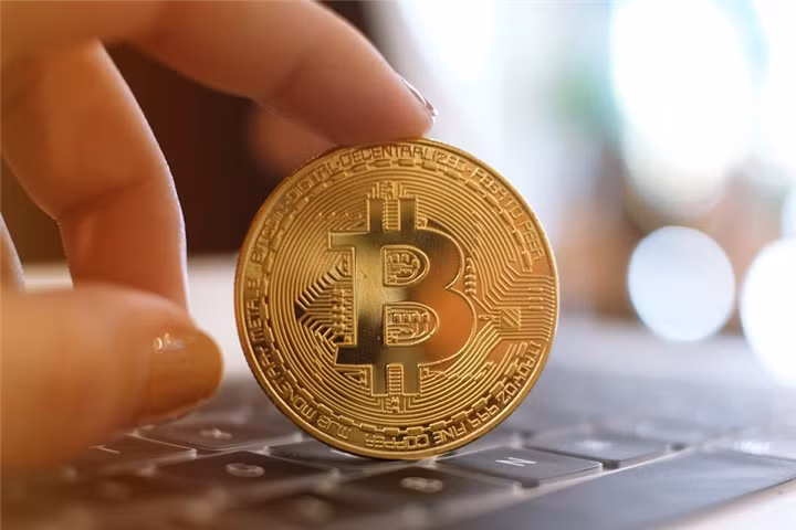 Bitcoin tăng đột ngột lên hơn 60.000 USD.
