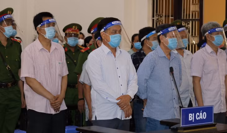 Các bị cáo tại phiên toà xét xử sáng 19-11.