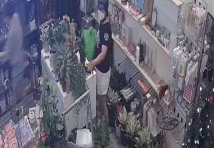 Khi thấy nữ chủ tiệm không để ý, đối tượng lén trộm chiếc điện thoại trị giá 30 triệu đồng.